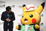 左からオズワルド伊藤、ピカチュウ