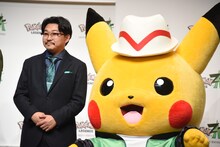 左からオズワルド伊藤、ピカチュウ