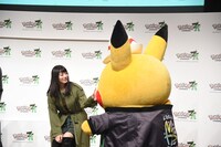 ピカチュウとの別れを惜しむ池田エライザ
