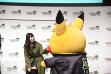 ピカチュウとの別れを惜しむ池田エライザ