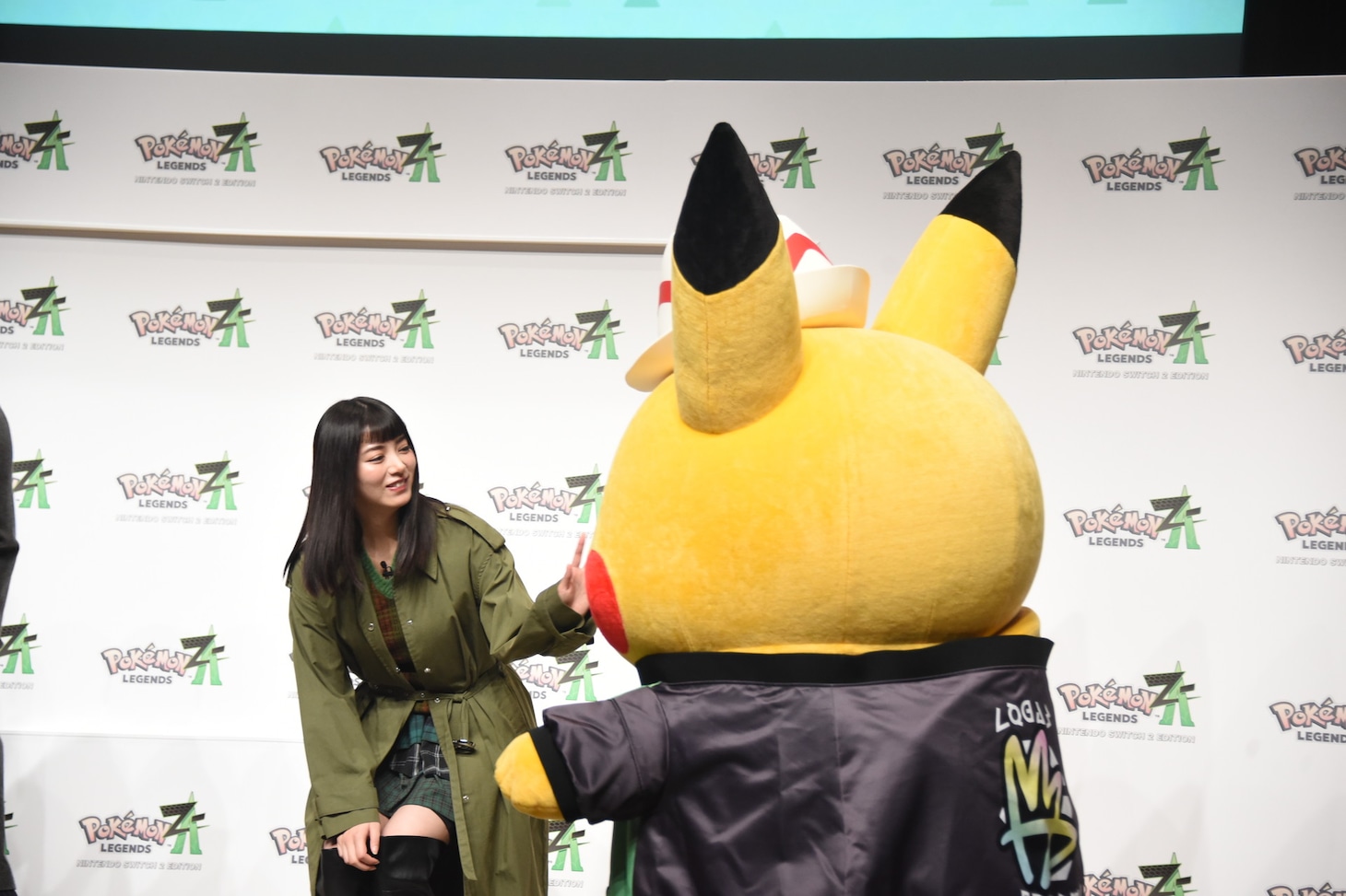 ピカチュウとの別れを惜しむ池田エライザ