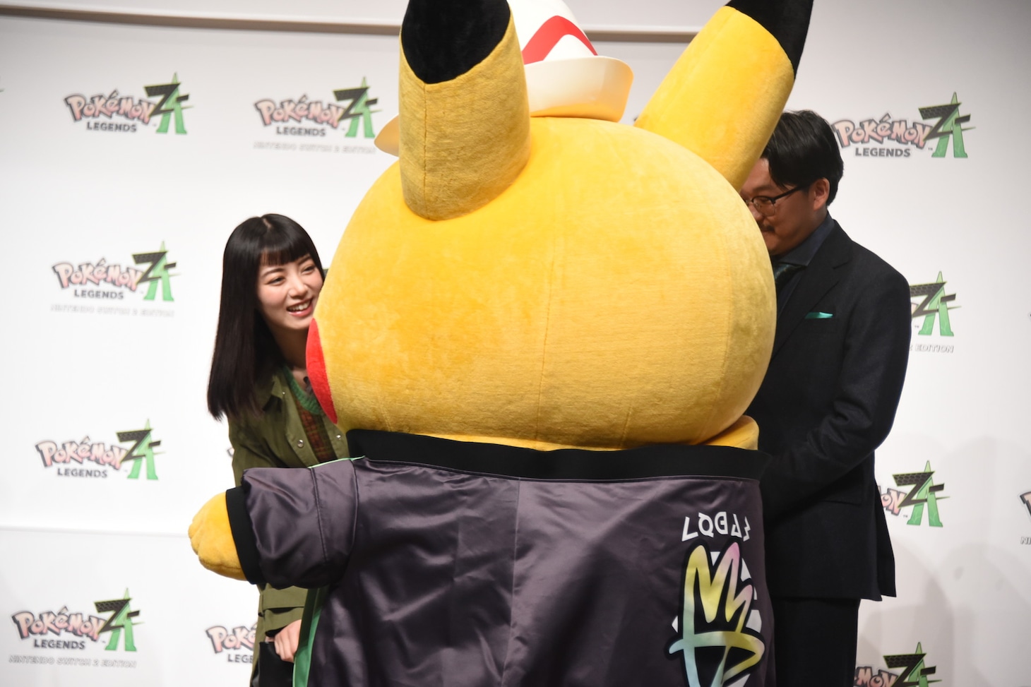 ピカチュウとの別れを惜しむ池田エライザ