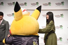 ピカチュウとの別れを惜しむ池田エライザ