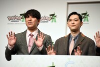 左からオズワルド畠中、吉沢亮