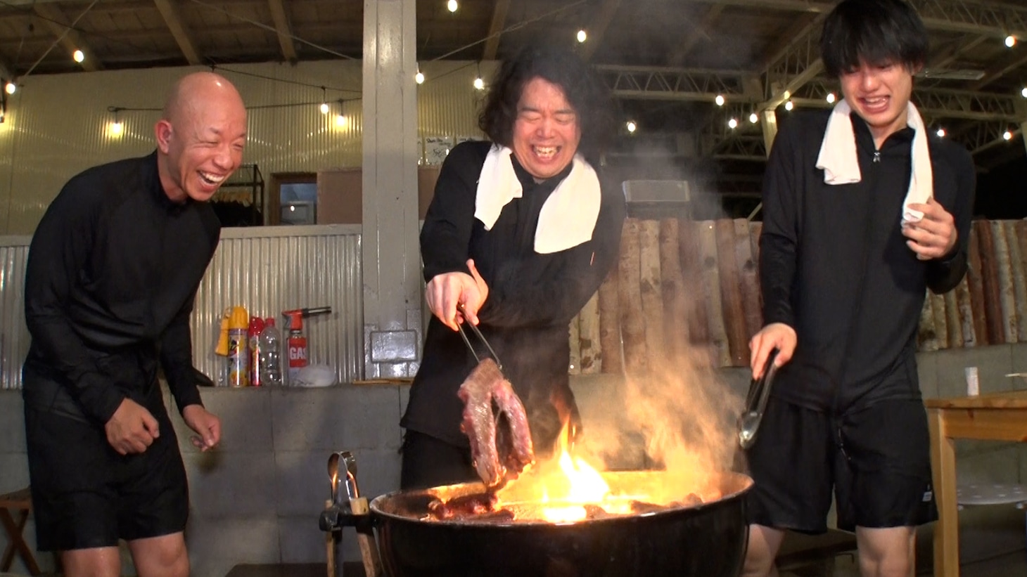 バーベキューを楽しむ（左から）バイきんぐ小峠、宮下草薙・草薙、真弓孟之