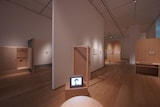 「浜田雅功展『空を横切る飛行雲』」展示会場内の様子