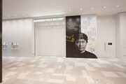 「浜田雅功展『空を横切る飛行雲』」展示会場内の様子