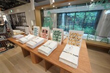 「浜田雅功展『空を横切る飛行雲』」物販エリア内の様子