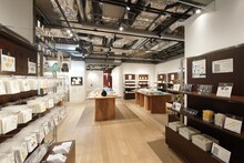 「浜田雅功展『空を横切る飛行雲』」物販エリア内の様子