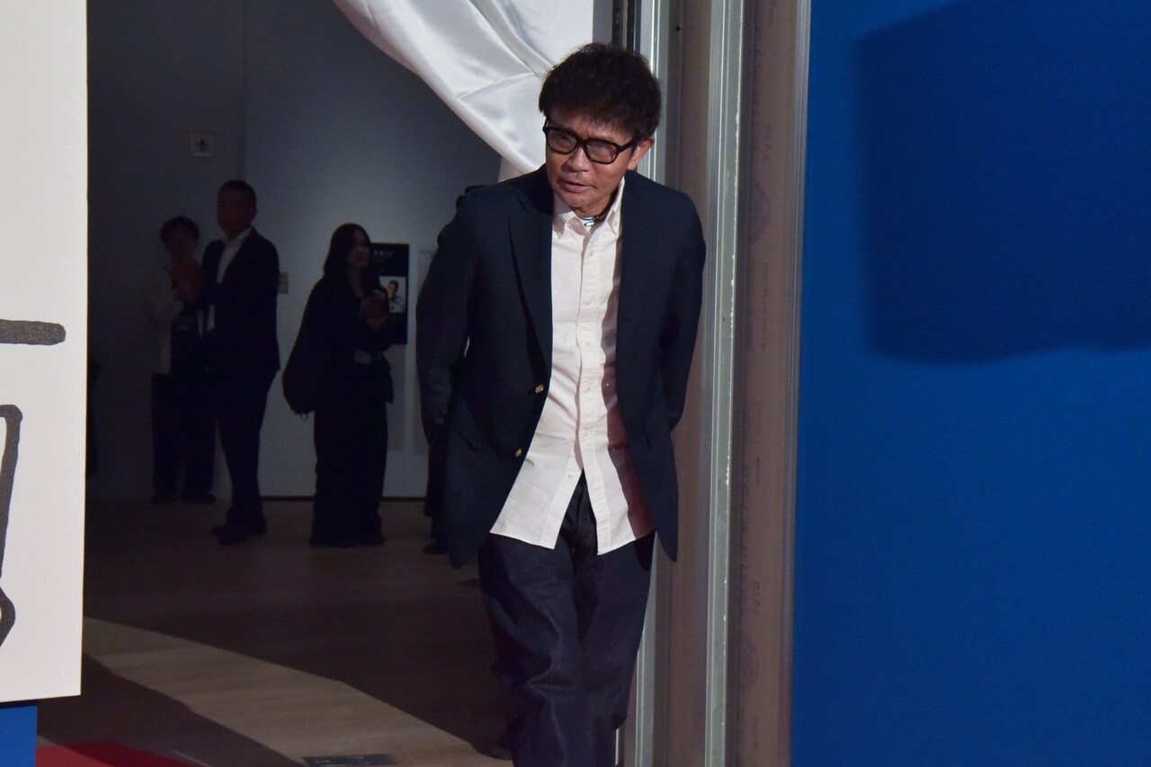 ダウンタウン浜田雅功が自身初の個展に来場 100枚描き下ろし「自分なり