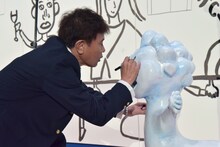 自身の立体作品への「目入れ式」に臨む浜田雅功
