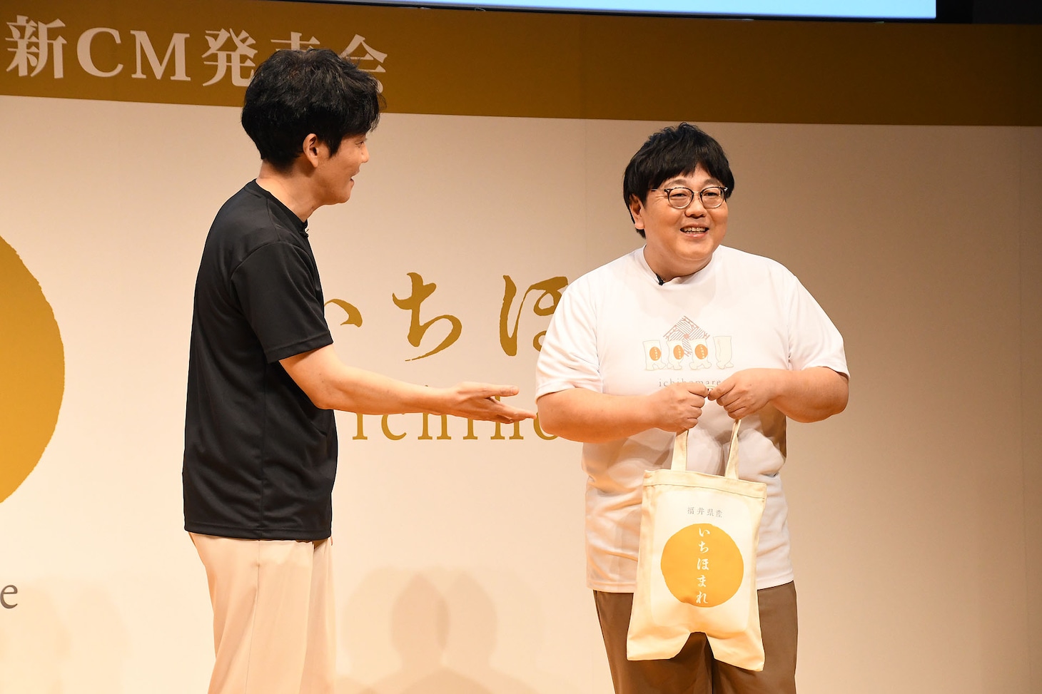 お土産として、ごはんのおかずを持ってきたタイムマシーン3号。「プレスのみなさんも一緒に…」と関（右）