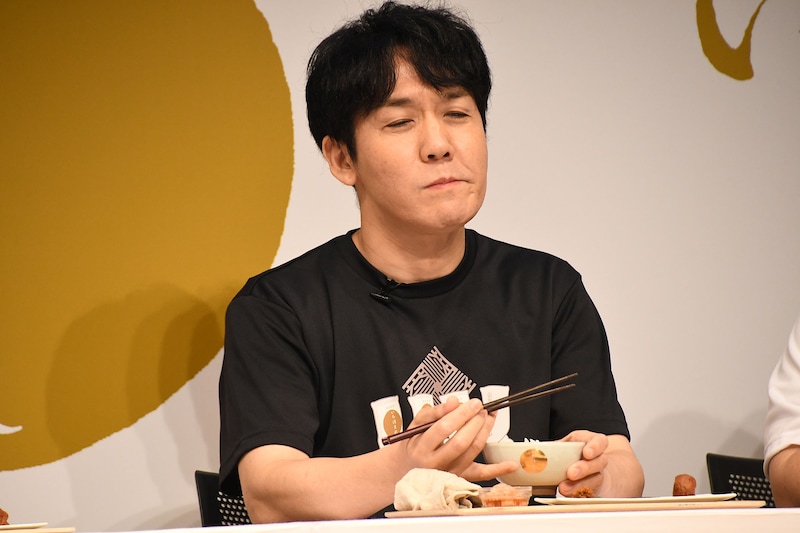 「炊きたてだから口に入れた瞬間に湯気でうまみが広がってくる」と感想を述べるタイムマシーン3号・山本