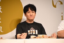 炊きたてのいちほまれを堪能するタイムマシーン3号・山本