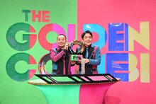 「THEゴールデンコンビ」優勝トロフィーを掲げた千鳥のスペシャルショット