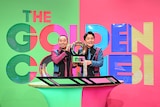 「THEゴールデンコンビ」優勝トロフィーを掲げた千鳥のスペシャルショット