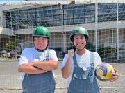 少年サッカーチームとのPK勝負を行う出川哲朗とウエストランド井口