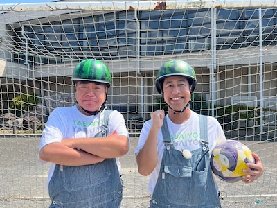 少年サッカーチームとのPK勝負を行う出川哲朗とウエストランド井口