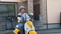 電動バイクにまたがるウエストランド井口