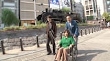 大久保佳代子、渡辺謙、坂口健太郎による新橋ロケの様子。今夏、大久保は足をケガしていたが徐々に回復している