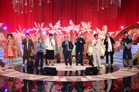 「土曜プレミアム『ものまね紅白歌合戦！今夜限りの史上最強ランキングスペシャル』」の、霜降り明星せいや（中央）も加わった「モノマネオールスター」によるメドレーの様子