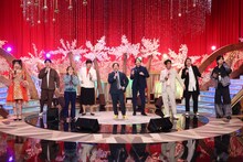 「土曜プレミアム『ものまね紅白歌合戦！今夜限りの史上最強ランキングスペシャル』」の、霜降り明星せいや（中央）も加わった「モノマネオールスター」によるメドレーの様子