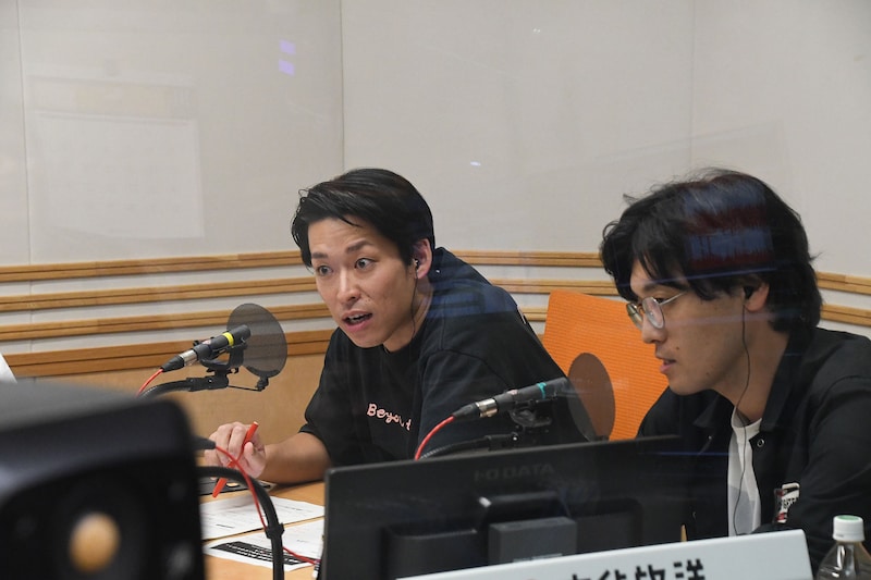 お笑い界の話題が「キングオブコント」から「M-1」へと急速に移っていくことを懸念する青色1号カミムラ（左）