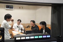 相方の緊張をほぐすため踊る青色1号・榎本（左）