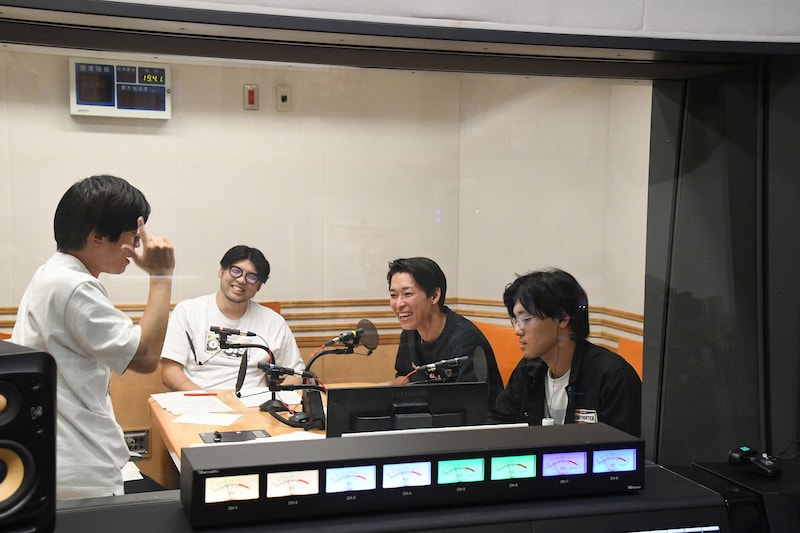 相方の緊張をほぐすため踊る青色1号・榎本（左）