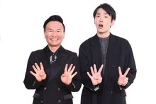 手で「4442」を表現するかまいたち。ライブ開催時に山内は44歳、濱家は42歳。©YOSHIMOTO KOGYO CO.,LTD.