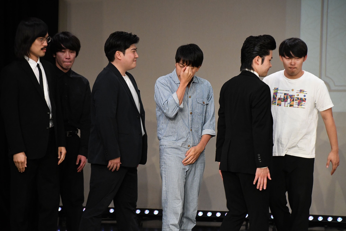 1人神妙な面持ちで登場するフースーヤ谷口