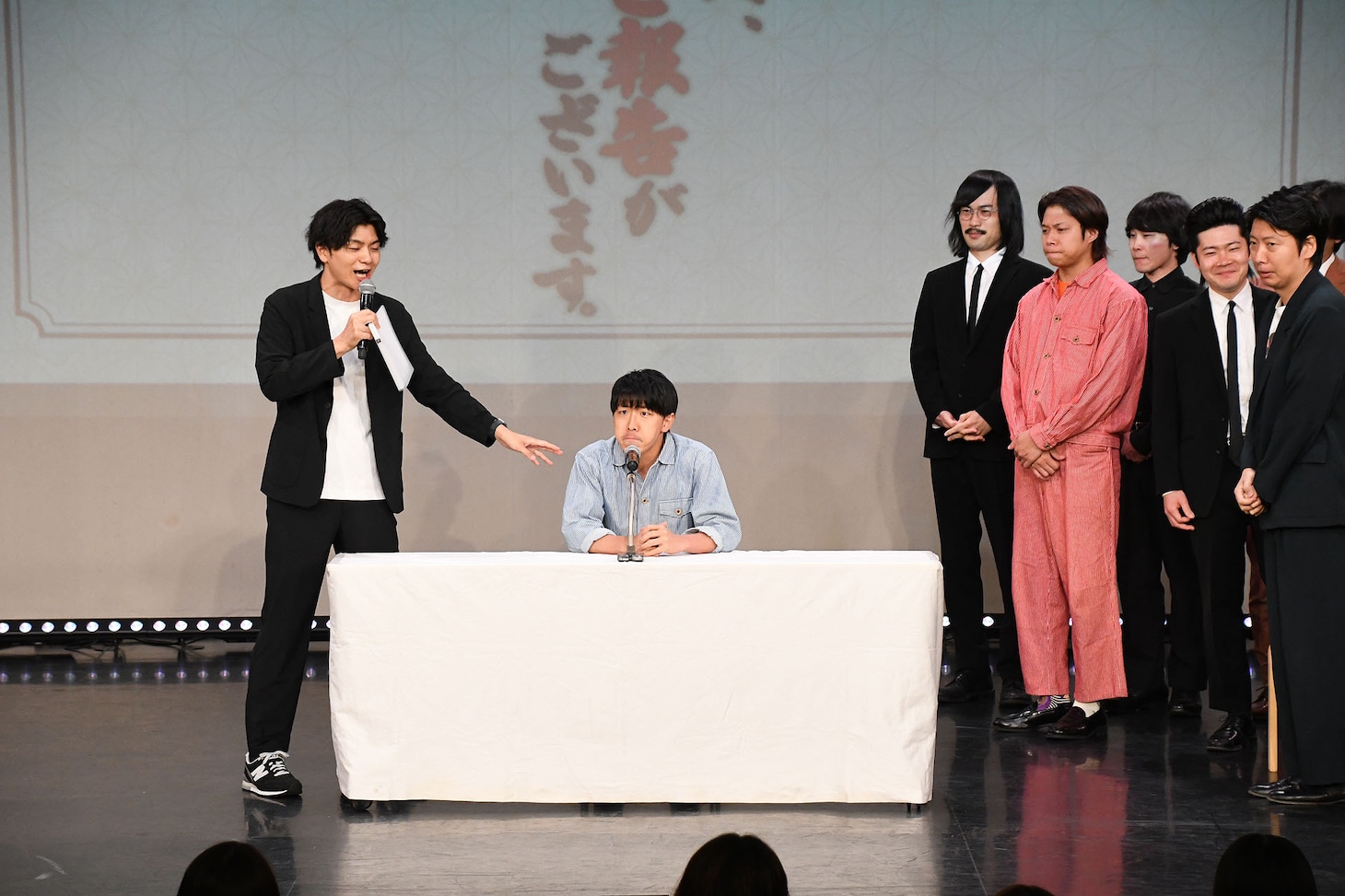 登場と同時に“ご報告”するフースーヤ谷口