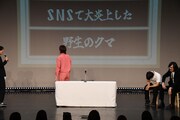 会場の反応を受けて、客席に背を向けて佇むフースーヤ田中