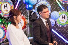 左から中尾真亜理アナウンサー、南海キャンディーズ山里