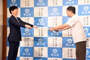 伊原木隆太知事（左）から「おかやま晴れの国大使」の委任状を受け取るウエストランド河本（右）