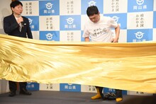 早着替えに挑戦するウエストランド河本