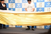 早着替えに挑戦するウエストランド河本