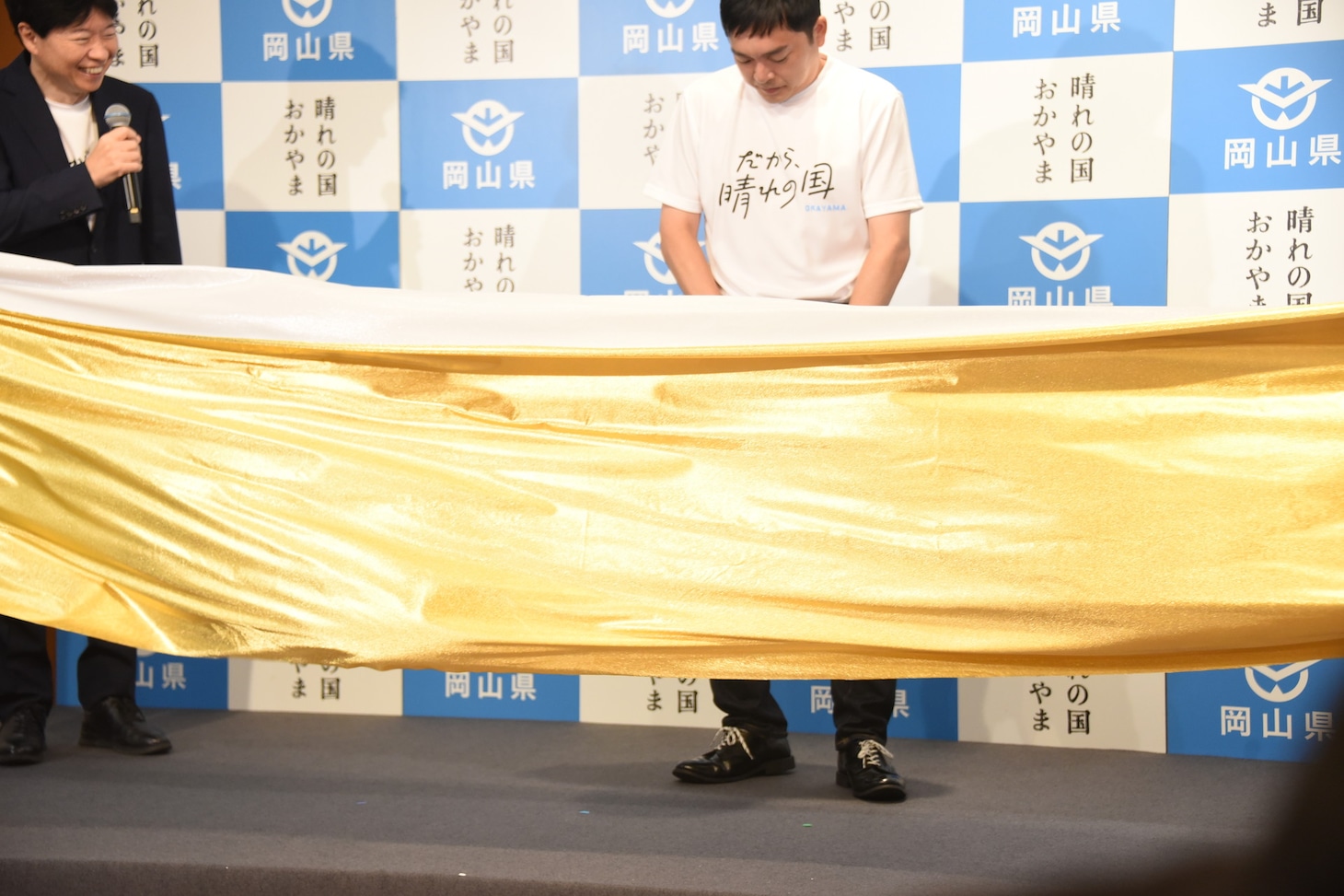 早着替えに挑戦するウエストランド河本