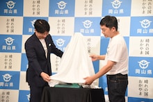 桃太郎像を公開する（左から）伊原木隆太知事、ウエストランド河本