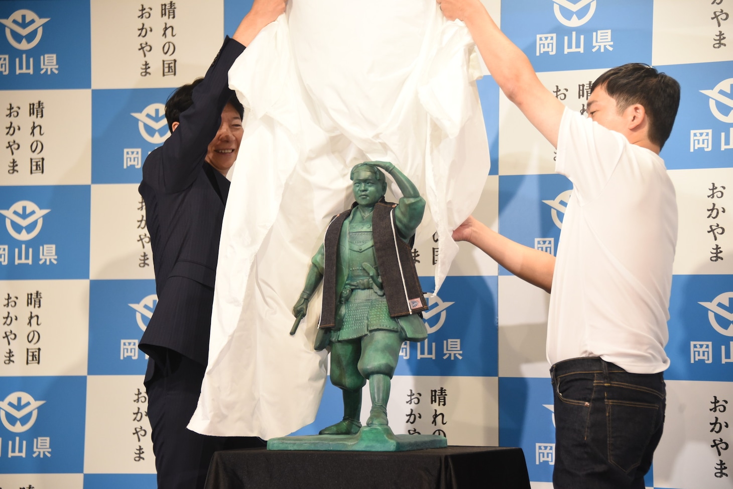 桃太郎像を公開する（左から）伊原木隆太知事、ウエストランド河本
