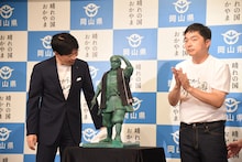 桃太郎像を公開する（左から）伊原木隆太知事、ウエストランド河本