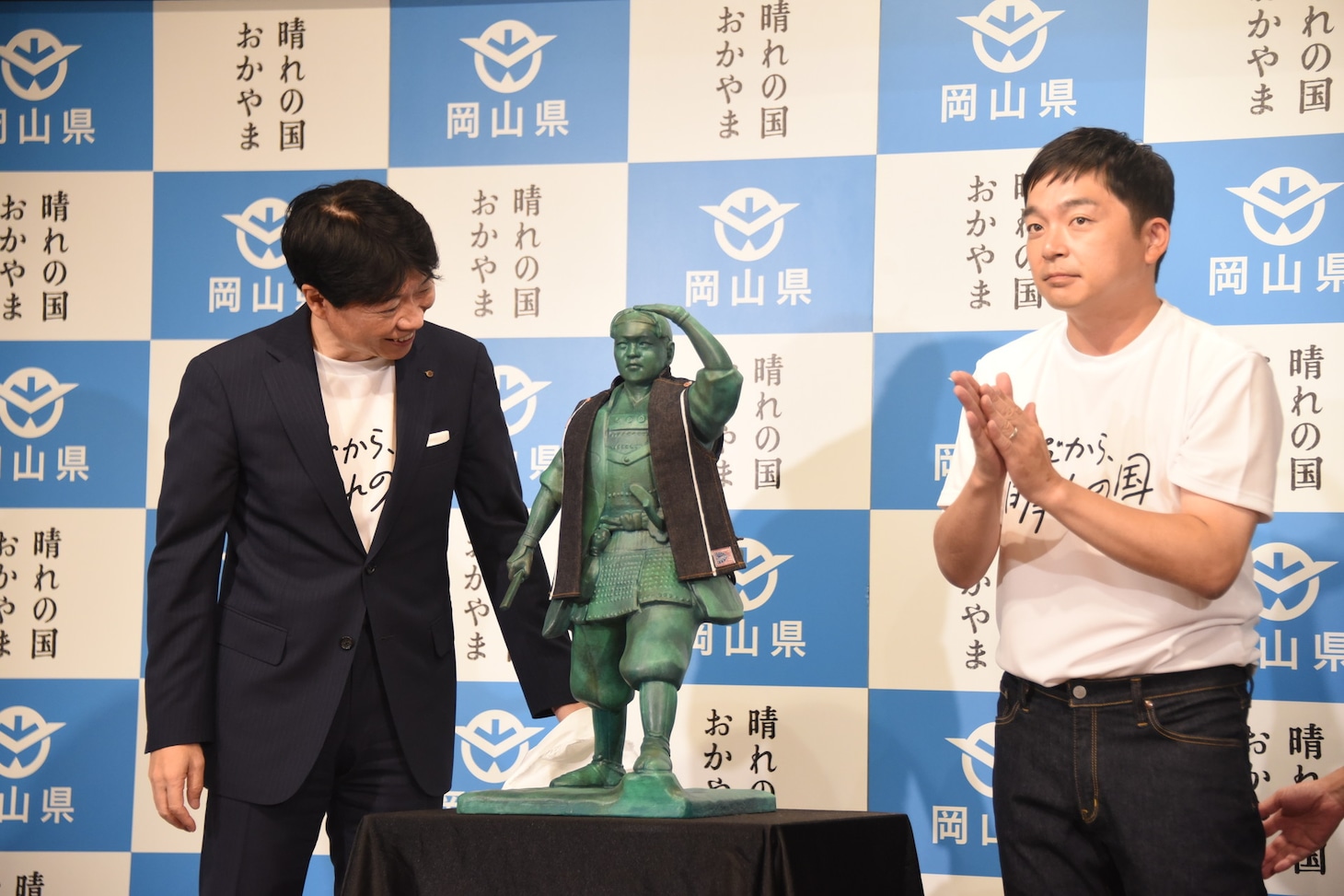 桃太郎像を公開する（左から）伊原木隆太知事、ウエストランド河本