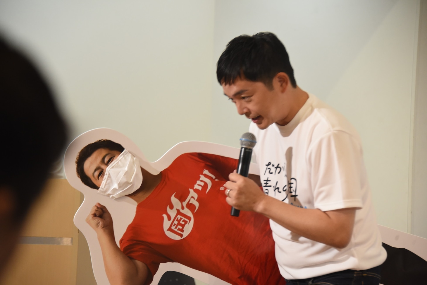 井口のパネルを運んで退場するウエストランド河本