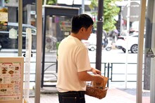 「とっとり・おかやま新橋館」でアルバイト体験をするウエストランド河本