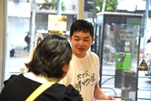 「とっとり・おかやま新橋館」でアルバイト体験をするウエストランド河本