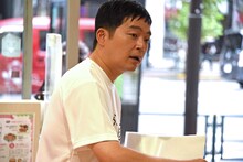 「とっとり・おかやま新橋館」でアルバイト体験をするウエストランド河本