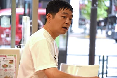 「とっとり・おかやま新橋館」でアルバイト体験をするウエストランド河本