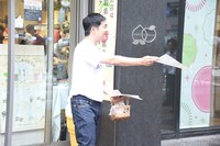 「とっとり・おかやま新橋館」でチラシ配りをするウエストランド河本