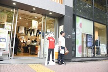 「とっとり・おかやま新橋館」でチラシ配りをするウエストランド河本