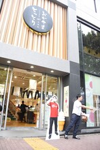 「とっとり・おかやま新橋館」でチラシ配りをするウエストランド河本